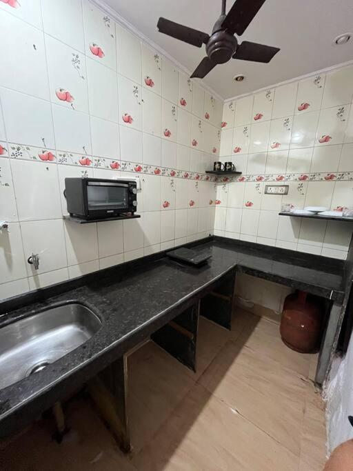 Budget Friendly 2bhk At Pali Hill Bombaj