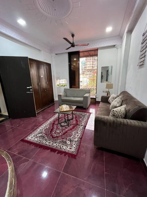 Budget Friendly 2bhk At Pali Hill Bombaj