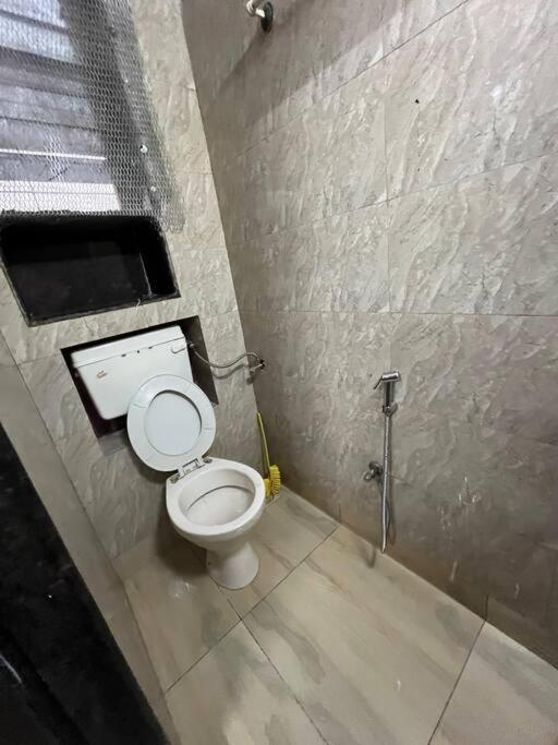 Budget Friendly 2bhk At Pali Hill Bombaj